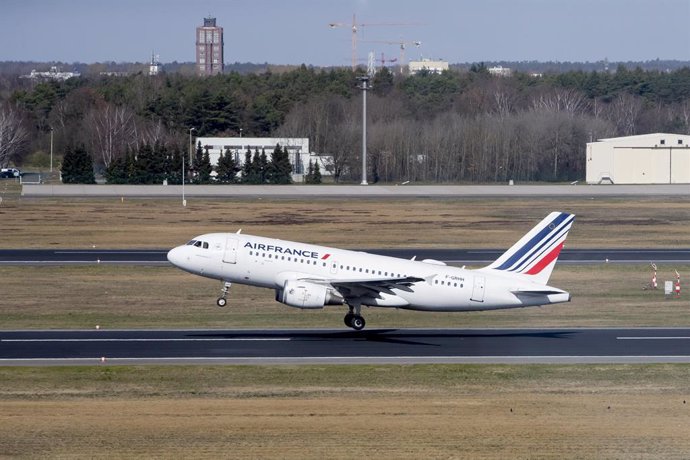FILED - 16 March 2020, Berlin: A plane of the French airline Air France takes off from Berlin-Tegel (TXL) airport. The French government is prepared to back up Air France with 7 billion euros (7.6 billion dollars) worth of loans and loan guarantees, Eco