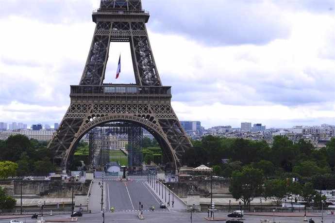 Vista general de la torre Eiffel vacía durante el coronavirus.