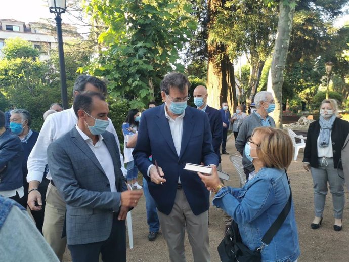 O expresidente do Goberno Mariano Rajoy asina o seu libro a unha asistente a un mitin en Padrón (A Coruña)