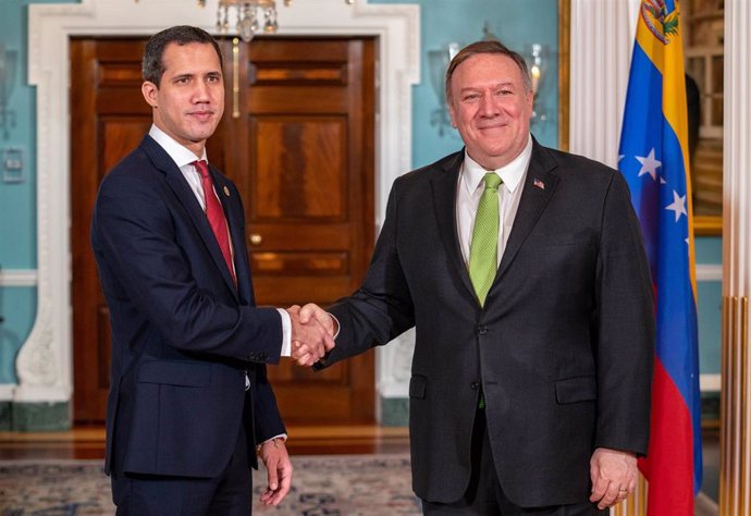 El secretario de Estado de Estados Unidos, Mike Pompeo, y el autoproclamado "presidente encargado" de Venezuela, Juan Guaidó. 