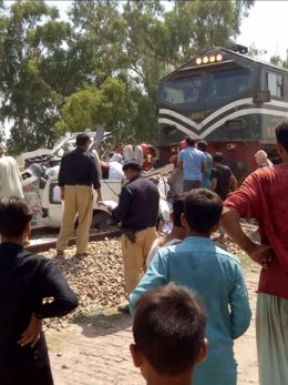 Pakistán.- Aumentan a 22 los fallecidos en Pakistán al arrollar un tren a un aut