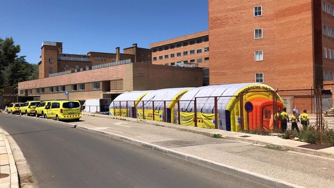 Área sanitaria móvil junto al Hospital Arnau de Vilanova de Lleida