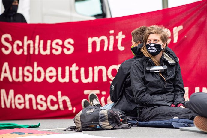 Alemania.- Activistas protestan de nuevo contra el foco de contagios y las condi