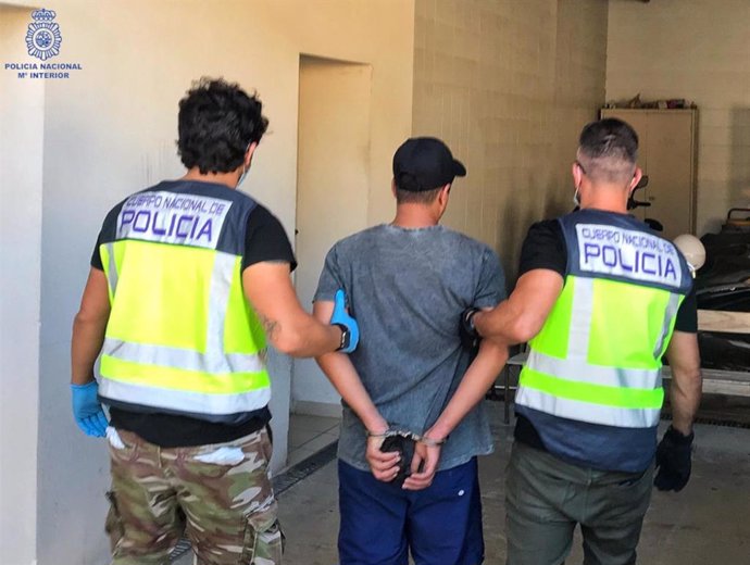 Momento de la detención, en Ibiza, del presunto implicado en una red de tráfico de personas entre Marruecos y las Islas Canarias.