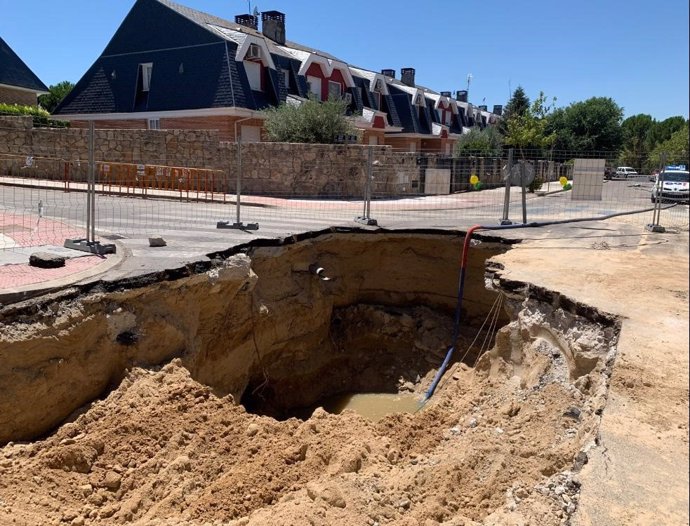 Socavón localizado en una calle del municipio de Arroyomolinos.