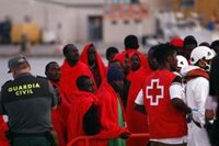 Trasladan a una zona aislada del hospital del Toyo de Almería a los dos ocupantes de una patera contagiados