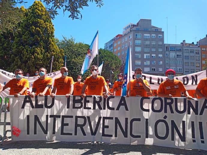Los trabajadores de Alu Ibérica protagonizan una protesta coincidiendo con un mitin del presidente del Gobierno y secretario general del PSOE, Pedro Sánchez, en A Coruña