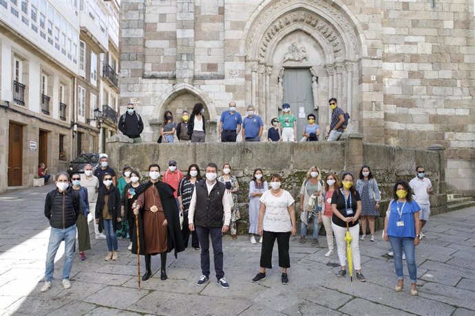 El presidente del Consorcio de Turismo y concejal de A Coruña, Juan Ignacio Borrego, y la gerente de esta entidad, Lanzada Calatayud, promocionan el Camino Inglés