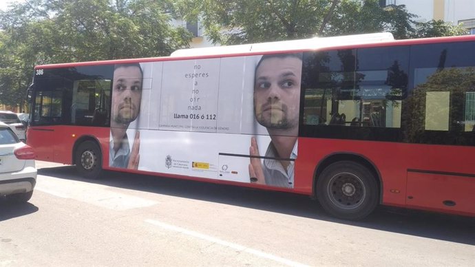 Los autobuses municipales de Granada difunden una campaña contra la violencia de género.