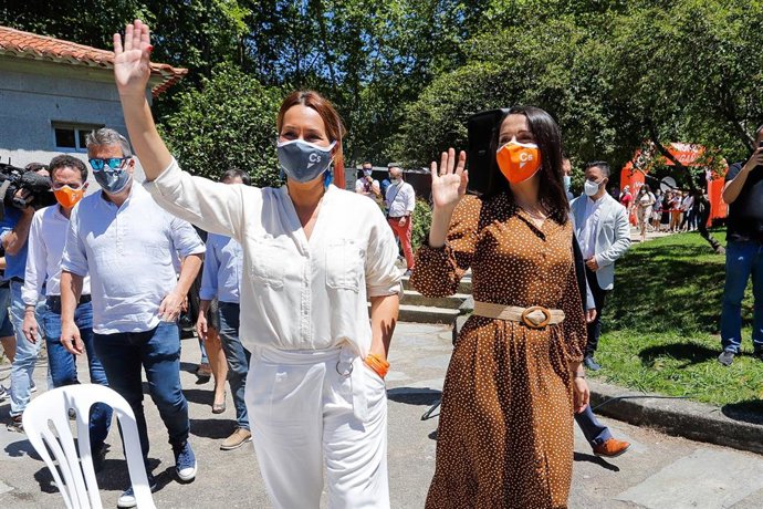 La candidata a la Xunta, Beatriz Pino, y la presidenta de Ciudadanos, Inés Arrimadas, saludan al llegar a un 'Encuentro Ciudadano' en Vigo (Pontevedra/Galicia/España), a 4 de julio de 2020.