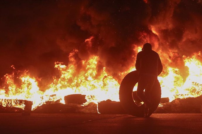 Barricada de neumáticos incendiada druante las protestas sociales en Chile