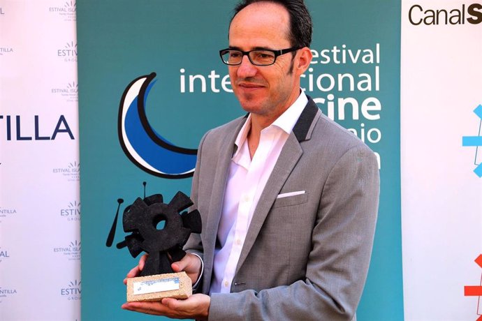 Pablo Cervantes recibe el Premio Francisco Elías en el Festival Internacional de Cine bajo la Luna de Islantilla