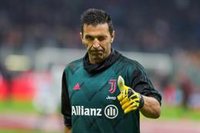Buffon supera a Maldini como jugador con más partidos en la Serie A