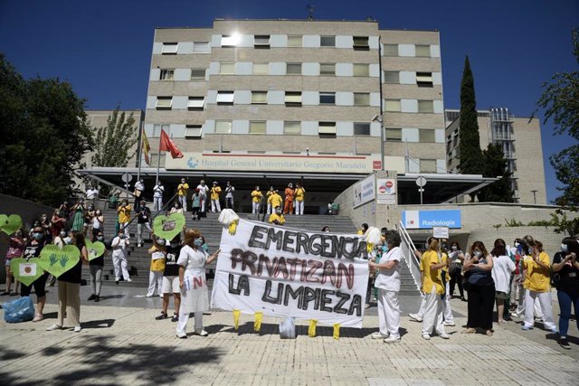 Concentración de limpiadoras del Hospital Gregorio Marañón a las puertas del hospital durante la primera jornada de huelga de las trabajadoras del centro hospitalario, en Madrid (España), a 29 de mayo de 2020.