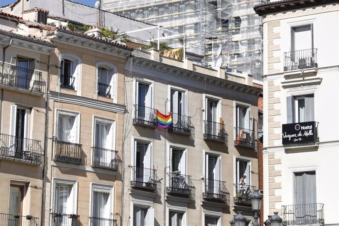 Banderas LGTB en el barrio de Chueca, el día en el que tiene lugar la manifestación del Orgullo Estatal LGTBI de 2020 en formato exclusivamente online. En Madrid (España) a 4 de julio de 2020.