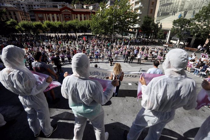 Cientos de personas se manifiestan en Eibar (Guipúzcoa) para reclamar responsabilidades por el derrumbe del vertedero de Zaldibar, a 4 de julio de 2020.