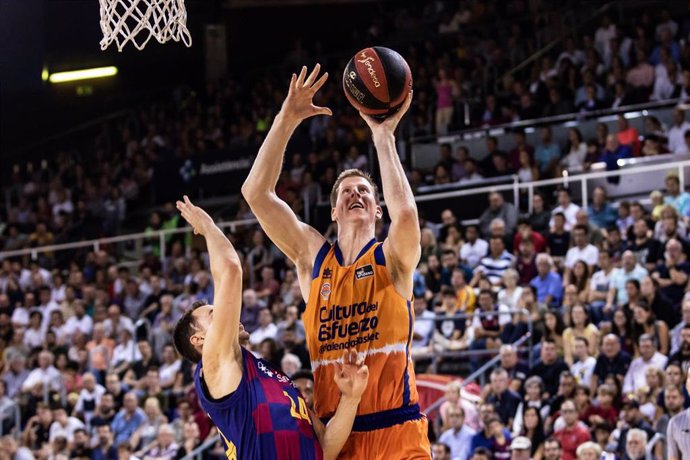 Brock Motum, lanza a canasta en en Bara-Valencia Basket