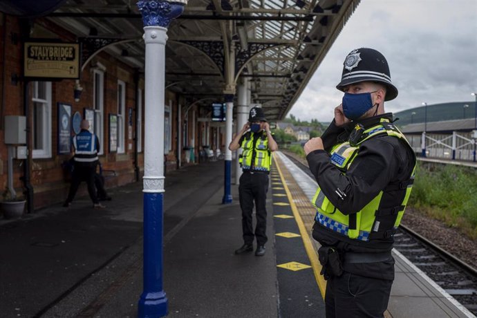 Policía británico con mascarilla