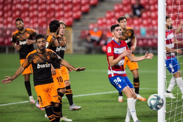 Carlos Fernández, del Granada, y  Jaume Costa, del Valencia