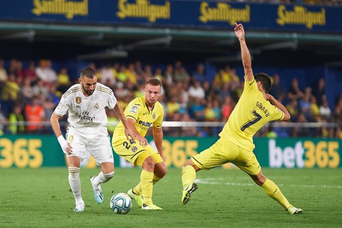 Benzema y Gerard Moreno pelean un balón en el Villarreal-Real Madrid de la primera vuelta de LaLiga Santander 2019-2020