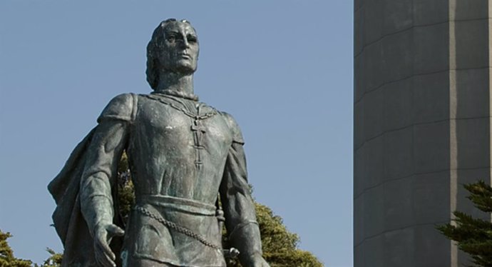 EEUU.- Manifestantes derriban una estatua de Cristóbal Colón en Baltimore