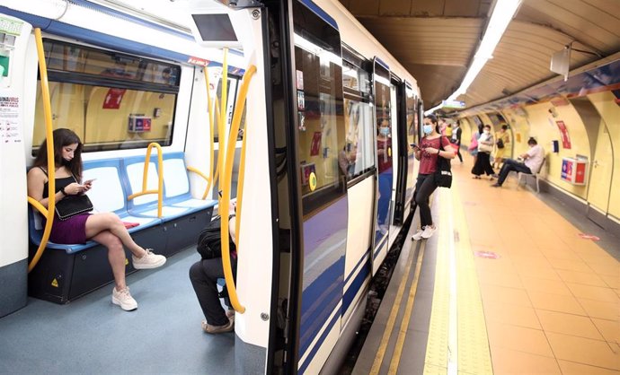 Pasajeros en un tren parada en el andén de la estación de Metro de San Bernardo, en Madrid (España), a 22 de junio de 2020.