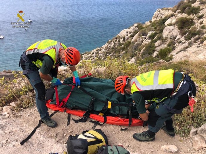 Rescate del cadáver de un hombre en una cueva de Las Negras, en Níjar (Almería).