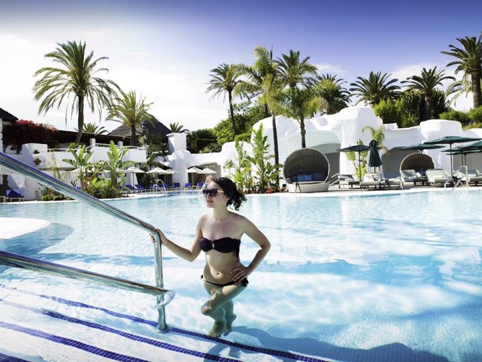Una turista disfruta de la piscina en su estancia en Málaga Costa del Sol