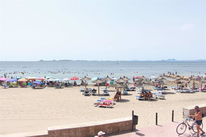 Una playa de San Pedro del Pinatar, turistas, veraneantes, calor, baño