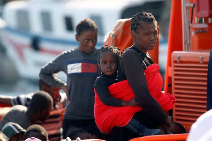 Llegada a puerto Málaga de 75 personas entre ellas un menor de edad, donde han sido rescatadas por Salvamento Marítimo, cuando navegaban a la deriva en una patera, en Málaga a 29 de octubre 2019