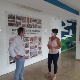 El diputado de Cs Juanma Gómez y la regidora de la formación naranja en el Ayuntamiento de Alcúdia Azahara Machado en una visita a las instalaciones del campamento y el albergue de la Victria.