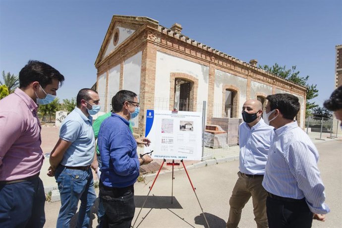 Óscar Liria Diputado de Fomento visita las obras de restauración de la estación del ferrocarril de Huercal overa junto al alcalde del municipio Domingo Fernández. Vía verde Huércal Overa. Paraje de la Estación.