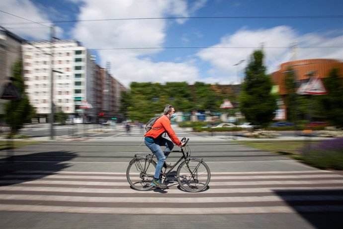 Una persona monta en bicicleta durante el día 90 del estado de alarma, cuando la micromovilidad se está convirtiendo en una solución sostenible en las grandes ciudades en la era pos-COVID. Bicis, patinetes o motos eléctricas, compartidas o en propiedad,