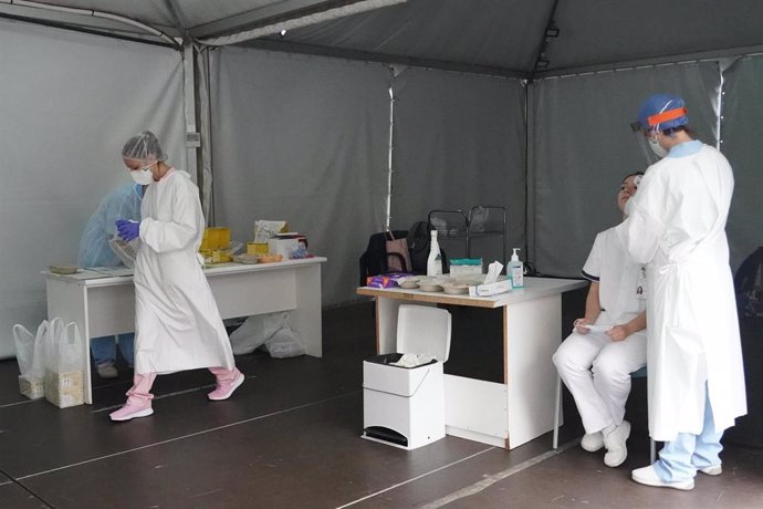 Trabajadores sanitarios realizan test de Covid-19 en la zona habilitada en el Hospital de Basurto en Bilbao