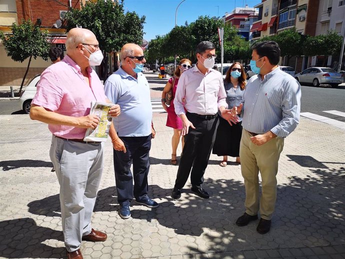 Álvaro Pimentel visita el distrito San Pablo-Santa Justa junto a los miembros de la Asociación de Vecinos Huerta de Santa Teresa.