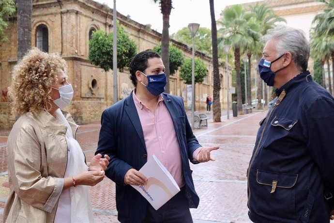 La presidenta del grupo del PP en el Ayuntamiento de Huelva, Pilar Martín, a la izquierda, en una foto de archivo.
