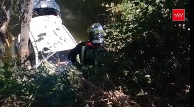 Rescatan a un hombre de 78 años que había caído con su coche al cauce del río Henares