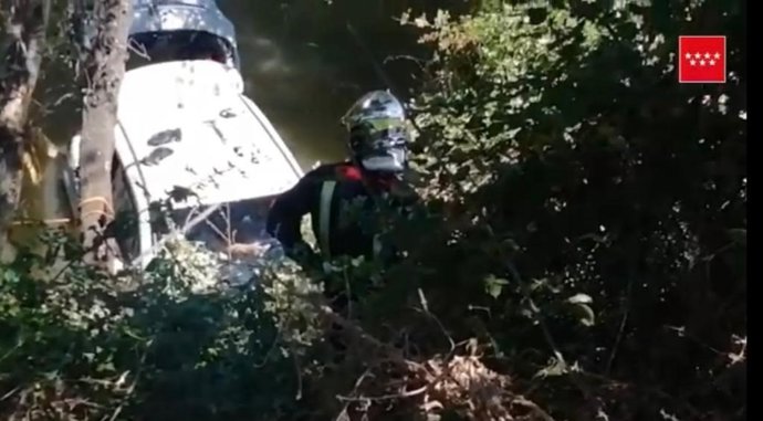 Rescatan a un hombre de 78 años que había caído con su coche al cauce del río Henares