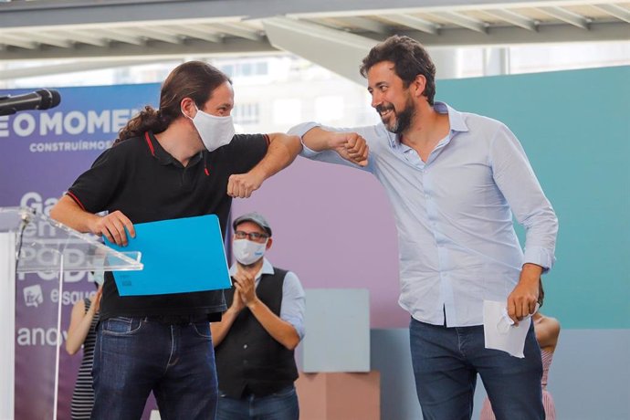 (I-D) El vicepresidente segundo del Gobierno y líder de Podemos, Pablo Iglesias; y el candidato de Galicia en Común-Anova Mareas para los comicios gallegos del 12 de julio, Antón Gómez-Reino, se saludan en un mitin