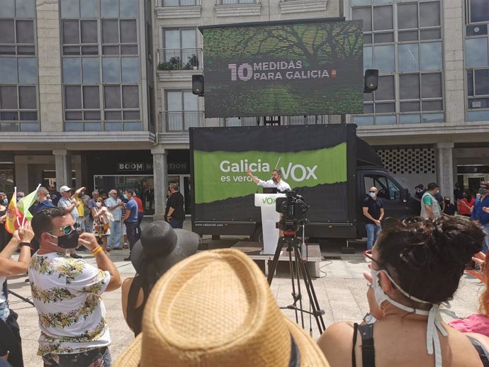 El presidente de Vox, Santiago Abascal, en un mitin en Ribeira (A Coruña).