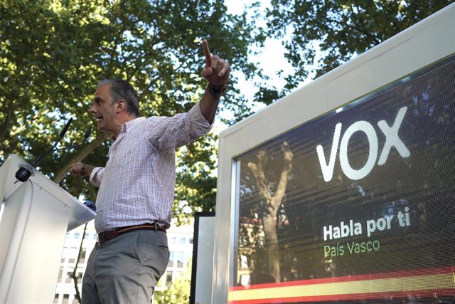 El secretario general de Vox, Javier Ortega Smith, durante un acto electoral de Vox en Bilbao a 4 de julio de 2020