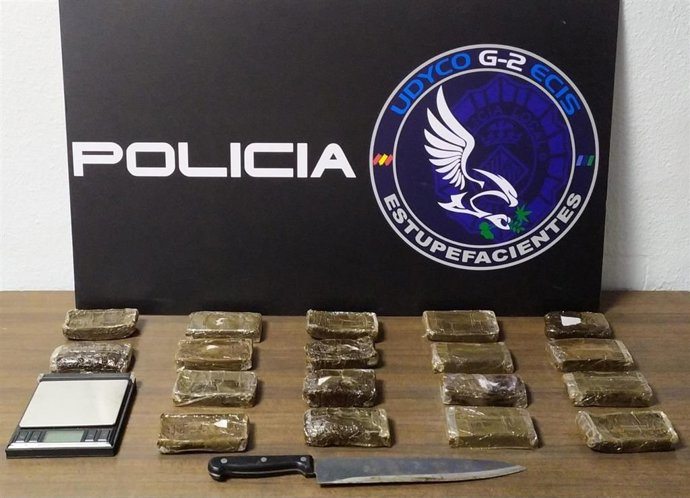 Incautación de cerca de 1,8 kilos de hachís, dinero y útiles en el operativo en el cual se ha desmantelado un punto de venta de drogas en el barrio palmesano de Son Gotleu.