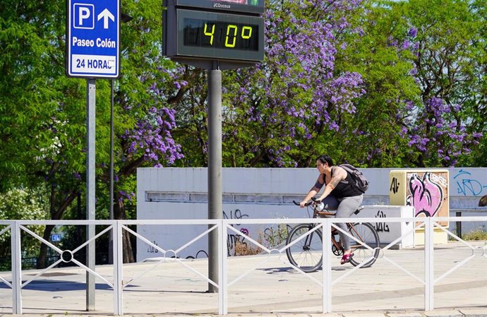 Termómetro a 40 grados en el primer día de uso obligatorio de mascarillas en Sevilla a 21 de mayo del 2020
