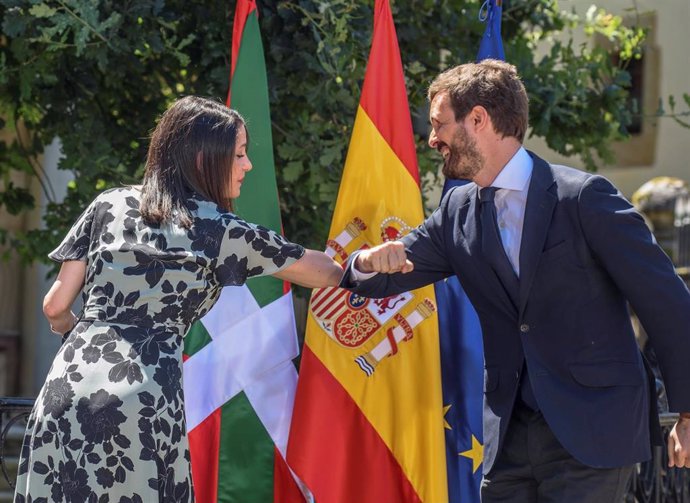 La presidenta de Ciudadanos, Inés Arrimadas; y el presidente del Partido Popular, Pablo Casado, se saludan con el codo durante el acto central de campaña de la coalición PP+Cs en Gernika