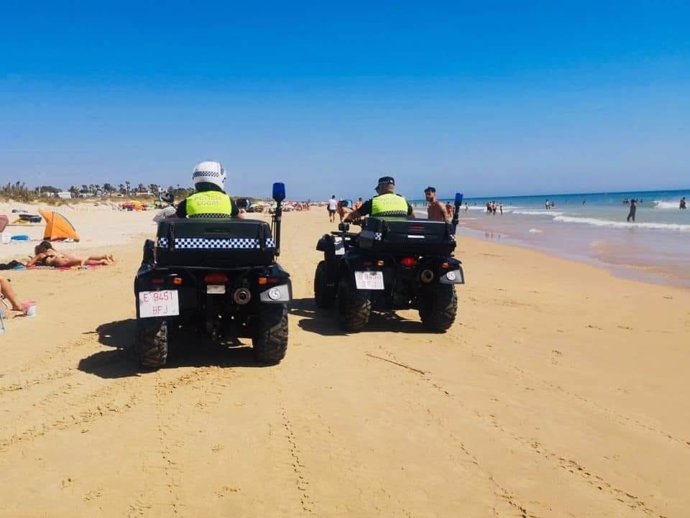 Policía Local de Vejer en la playa de El Palmar
