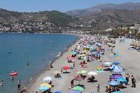 Restringen en Almuñécar (Granada) el acceso a la playa de Calabajío ante la gran afluencia de bañistas