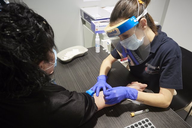 Una trabajadora sanitaria realiza un test de coronavirus