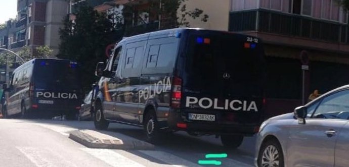 Un furgó de la Policia Nacional en l'operatiu contra el yihadismo a Badalona.