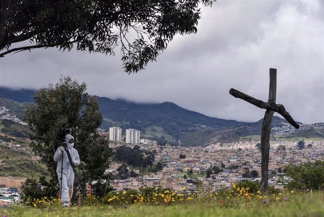 Una persona con traje de protección por el coronavirus en el Crematorio de Serafín de Bogotá