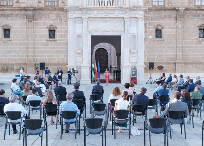 Acto de homenaje a Blas Infante por el 135 aniversario de su nacimiento, ante la fachada del Parlamento andaluz.
